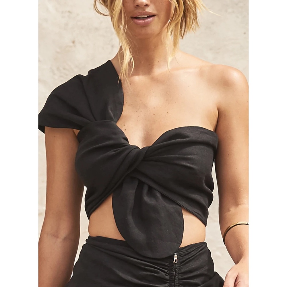 Black One-Shoulder Knot Front Crop Top